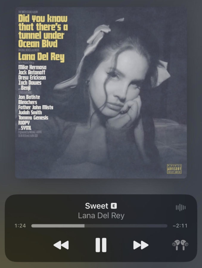 Lana+Del+Rey%E2%80%99s+new+album+%E2%80%9CDid+you+know+that+there%E2%80%99s+a+tunnel+under+Ocean+Blvd%E2%80%9D+with+her+third+%0Atrack+%E2%80%9CSweet%E2%80%9D+played+on+a+DHS+students+phone.+